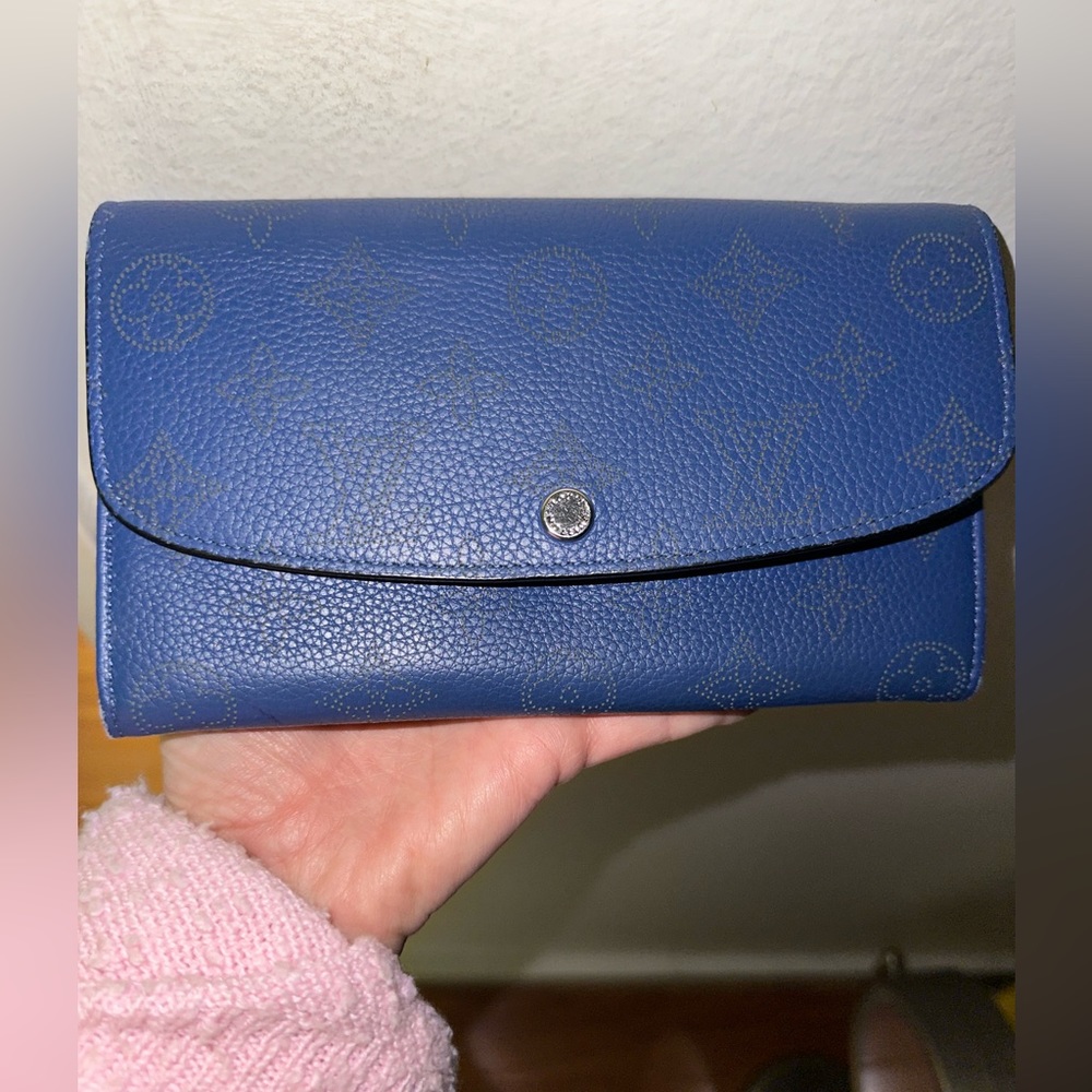 Louis Vuitton wallet in good condition. Preowned